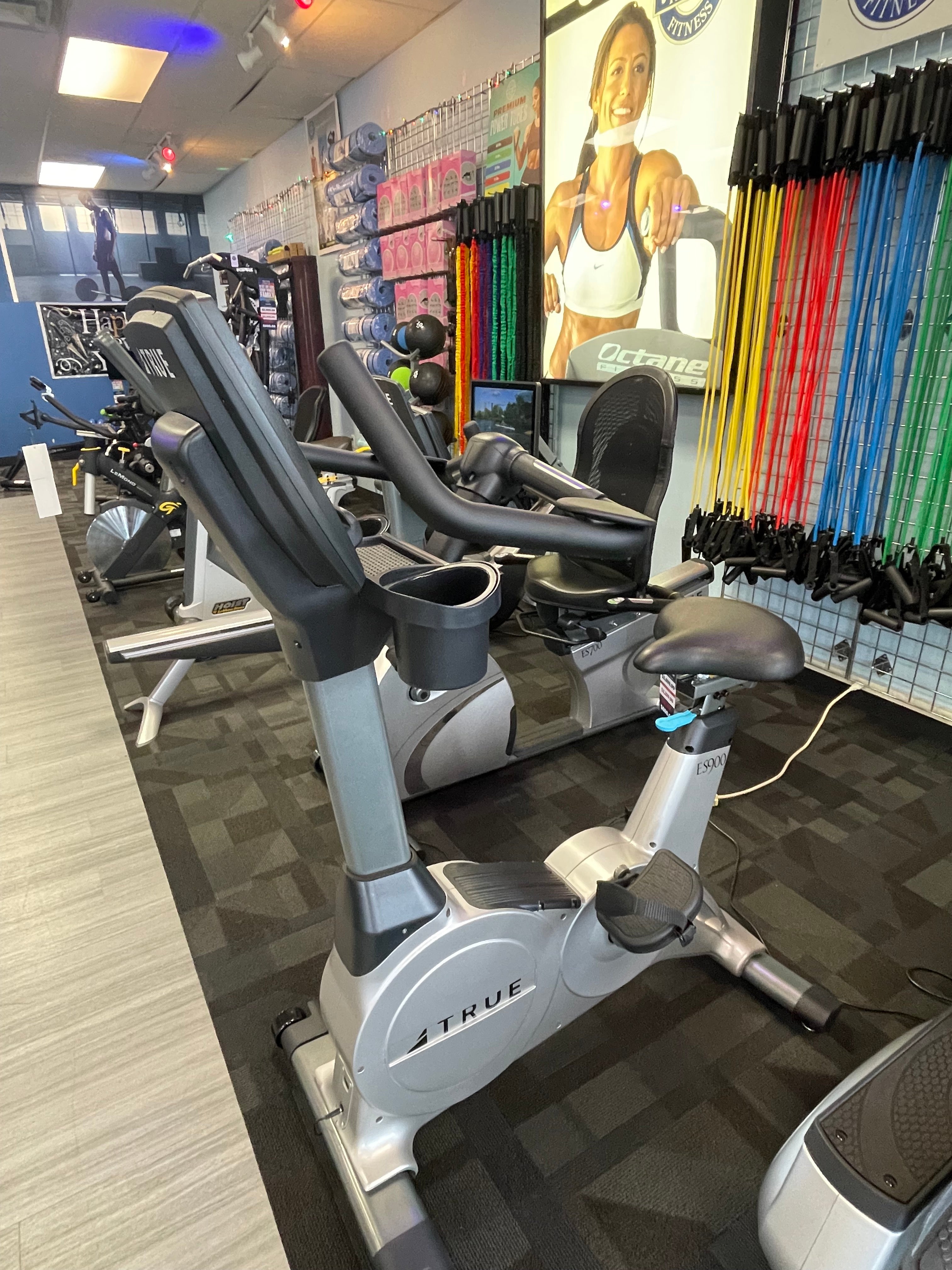 Vrai, Vélo droit TRUE Fitness ES900 - Boîte ouverte (console Emerge LED)